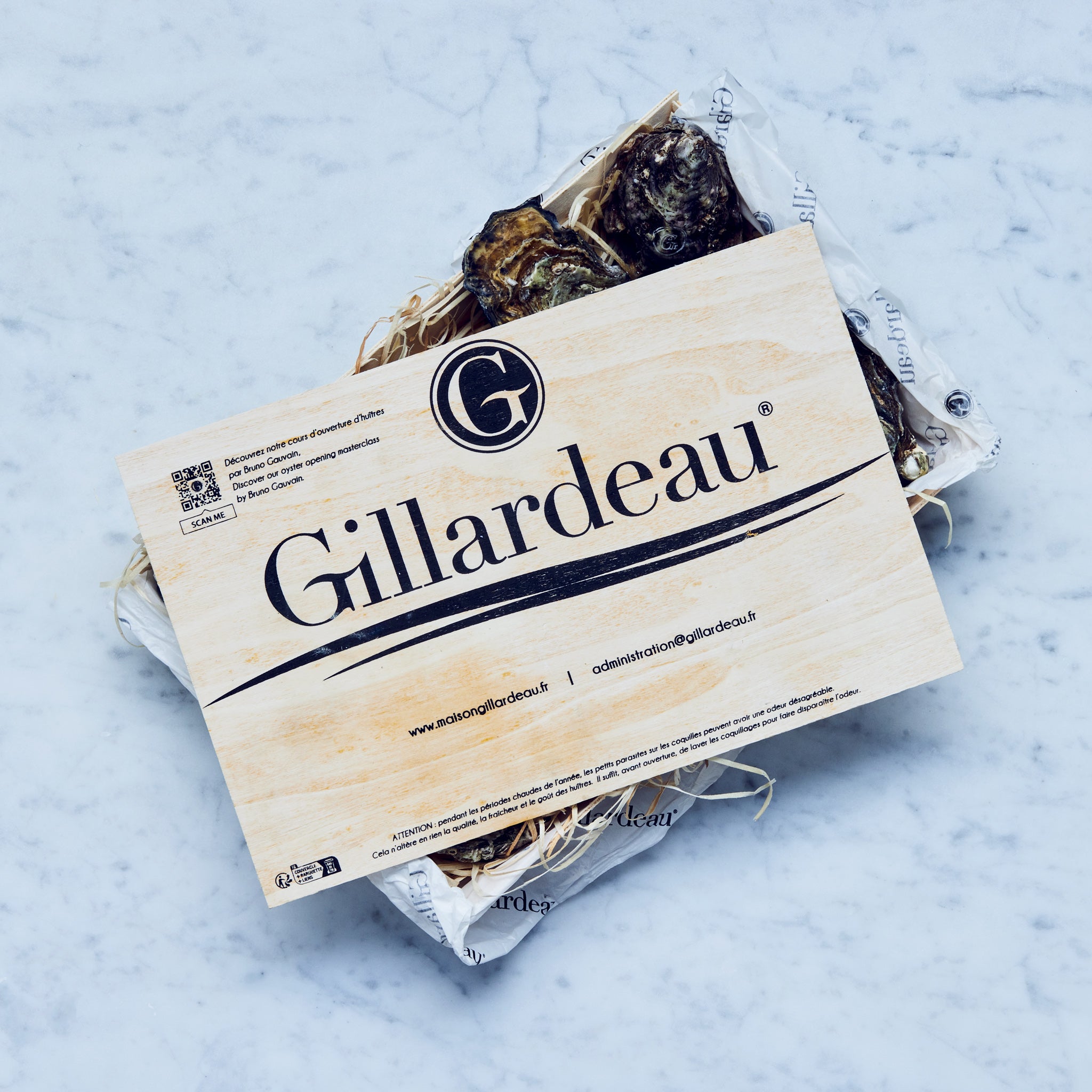 Frische Gilleardeu Austern in einer Holzkiste mit Logo. Gillardeau austern kaufen.